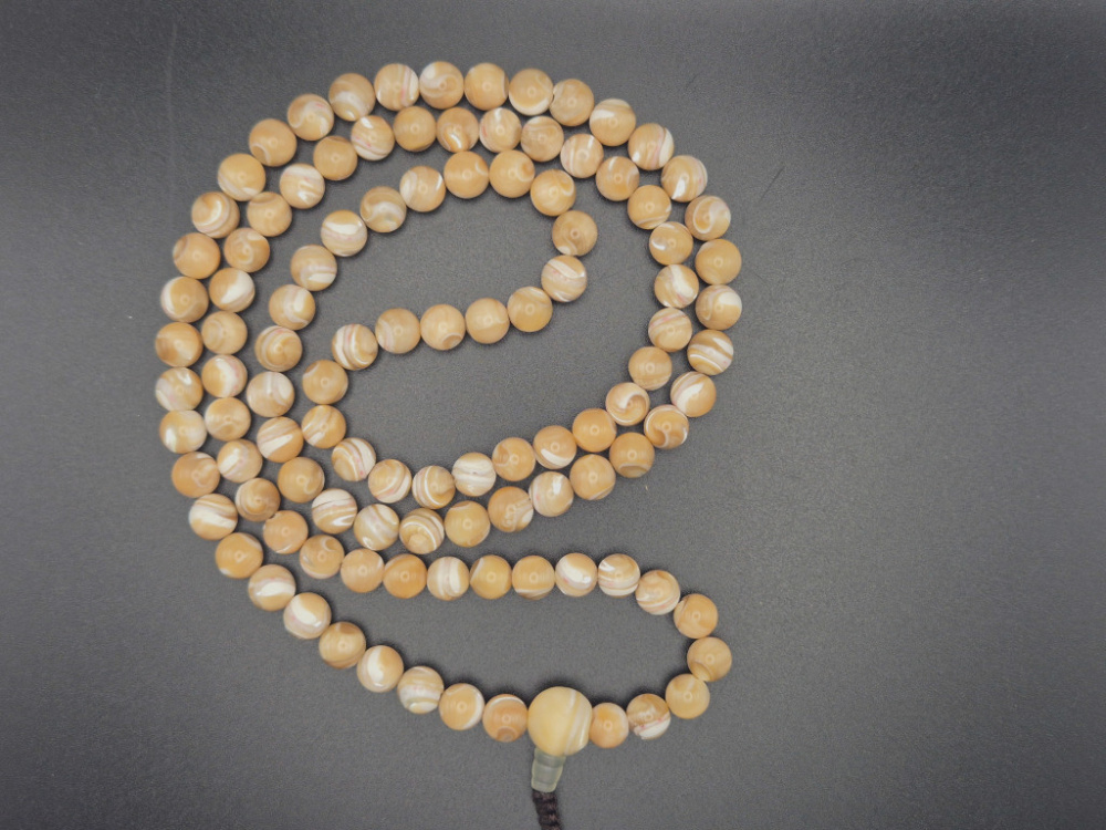 Preview: Handgefertigte Mala aus Perlmutt mit sanfter, marmorierter Struktur